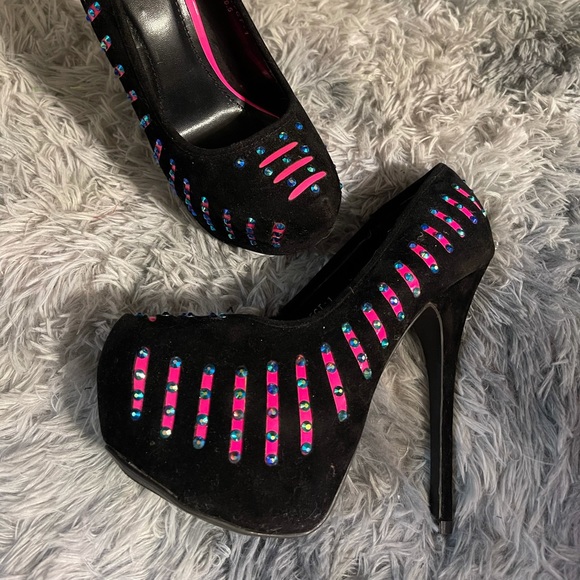 Black heels, pink accents size 8.5 - Picture 2 of 6